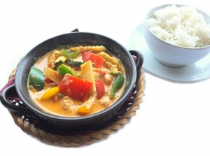 czerwone curry z warzywami i ryżem 430
